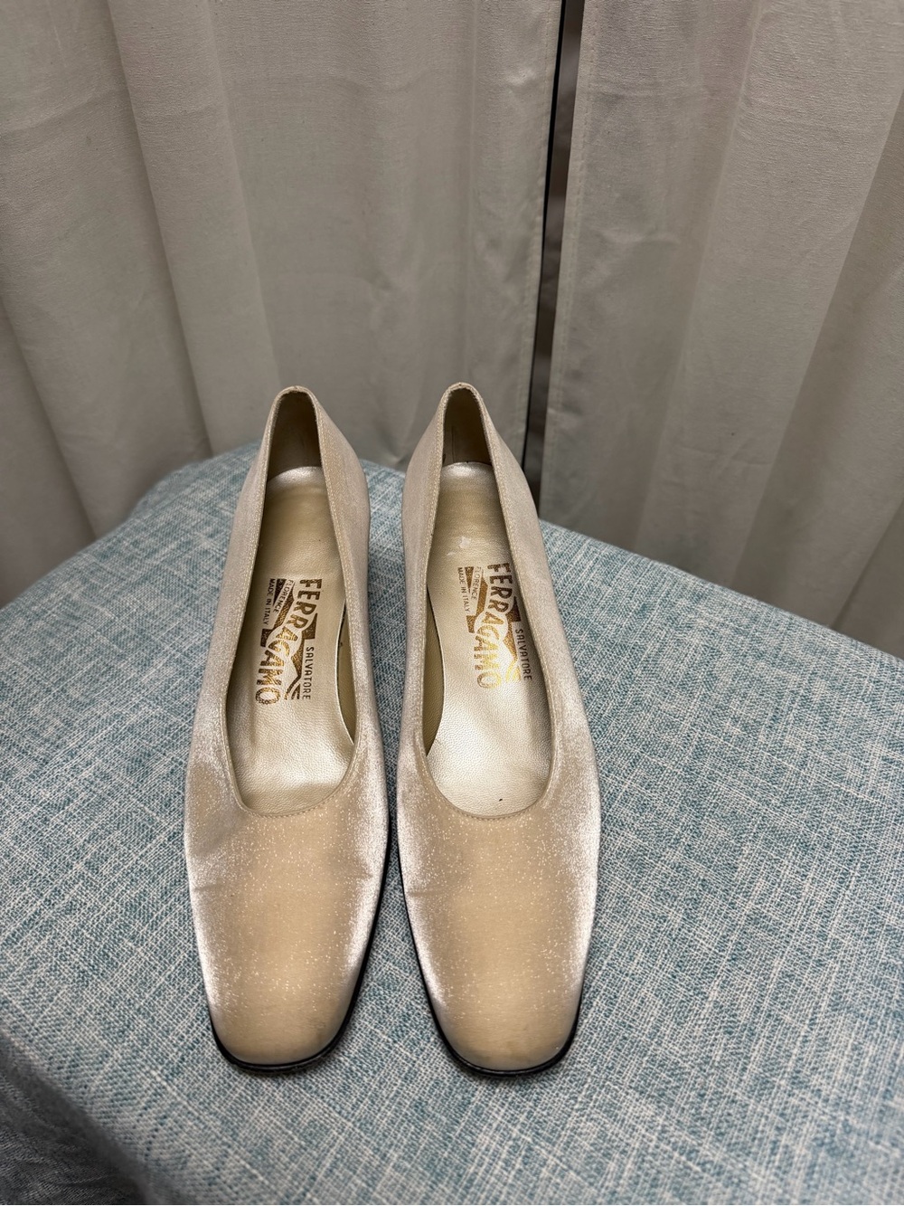Vintage Salvatore Ferragamo Champagne Satin Pumps Size 7.5 3A Made in 🇮🇹